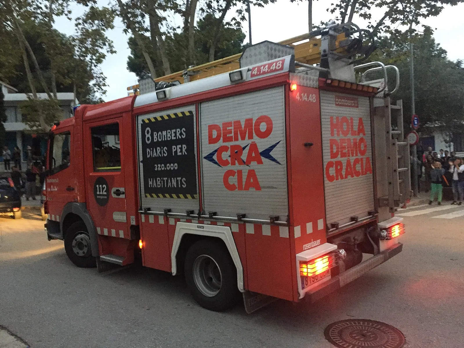 Bombers a Sabadell: «Hola, democràcia».