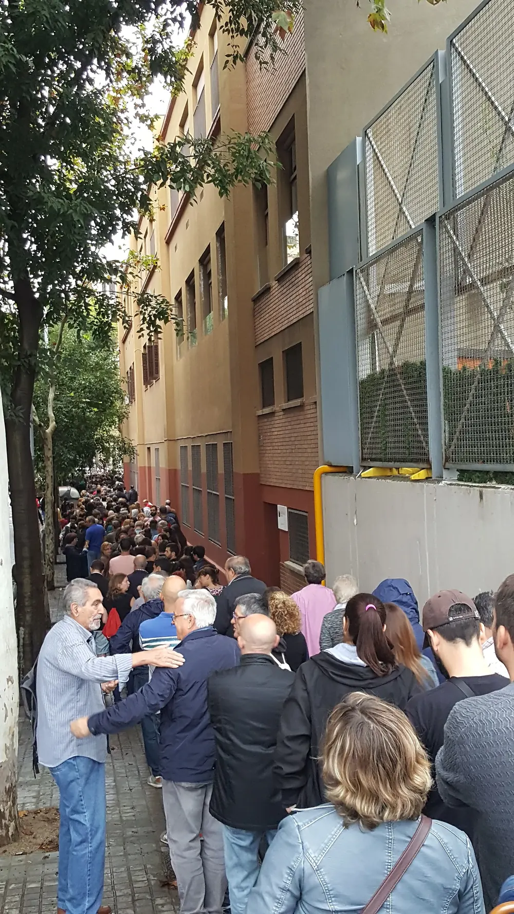 Cua per votar al col·legi Jesuïtes del Clot, Barcelona.