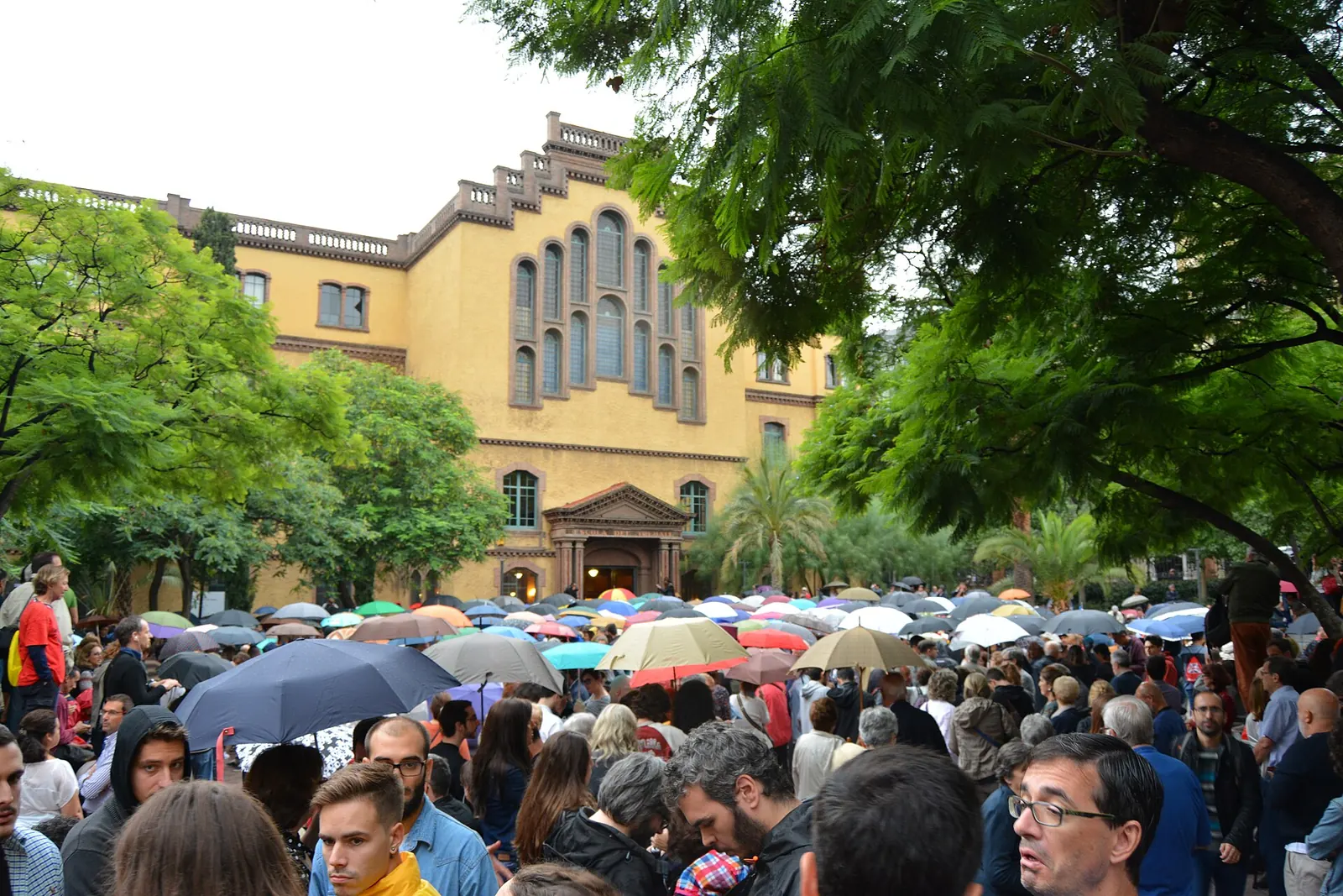 Sota la pluja, esperant per votar a l'Escola Industrial.