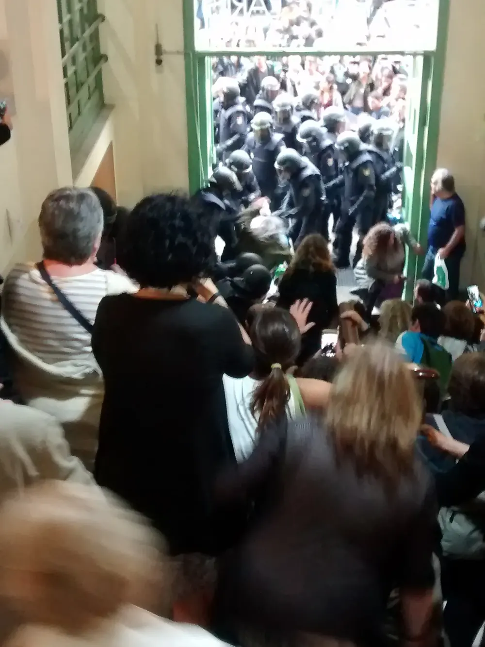 La policia entra a l'Institut Pau Claris.