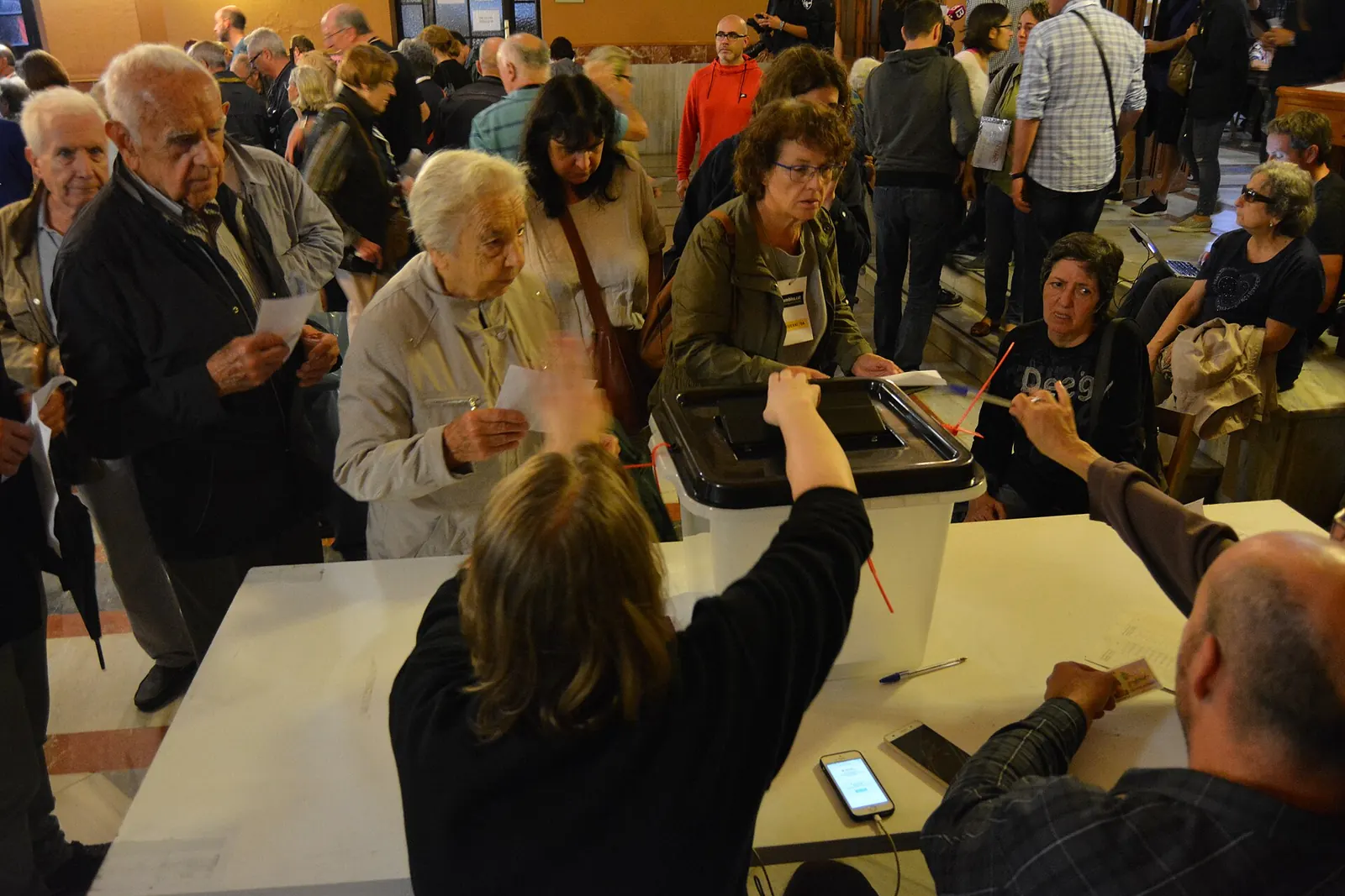 Gent gran, joves i famílies: tothom a votar.