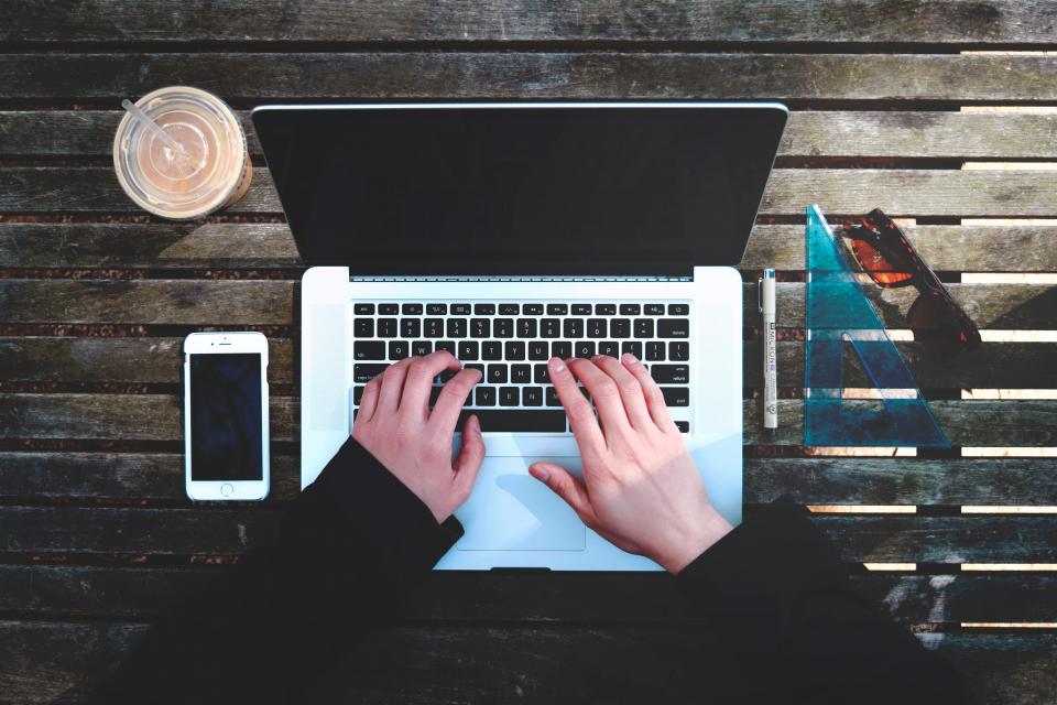 Primer mòbil per a nens i adolescents: guia per a famílies